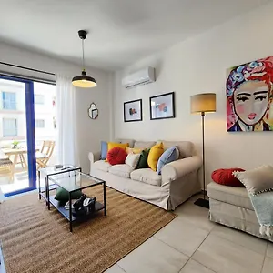 https://fridas-cozy-two-bedroom-apt.protaras-cy-hotels.com